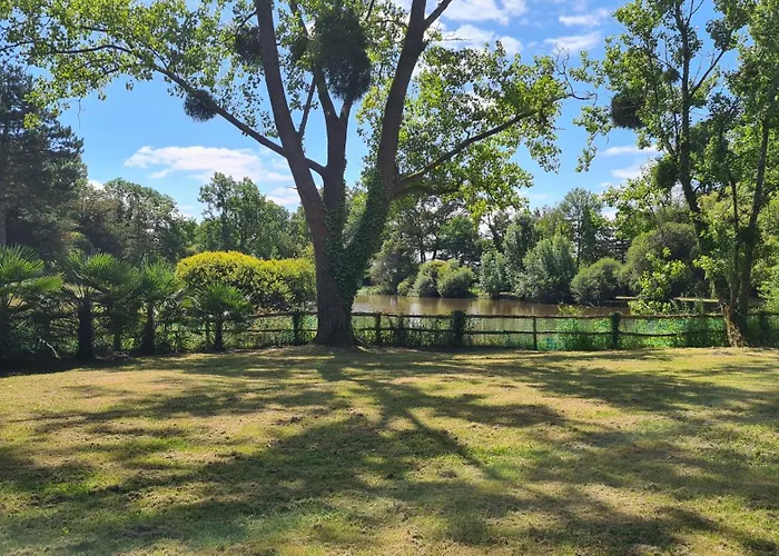 12 Personnes Avec Etang Et Piscine Casa de Férias